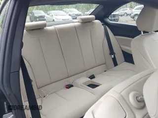 2020 BMW 2 Series 230i xDrive z VIN WBA2J3C02L7E63806, wystawiony jako IAAI lot #42270821 z przebiegiem 28 277 mil mil oraz . Historia ofert i sprzedaży dostępna na DreamBid. Obrazek 8.