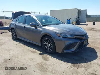 2023 Toyota Camry SE z VIN 4T1T11AK3PU169637, wystawiony jako IAAI lot #42024336 z przebiegiem 18 979 mil mil oraz . Historia ofert i sprzedaży dostępna na DreamBid. Obrazek 1.