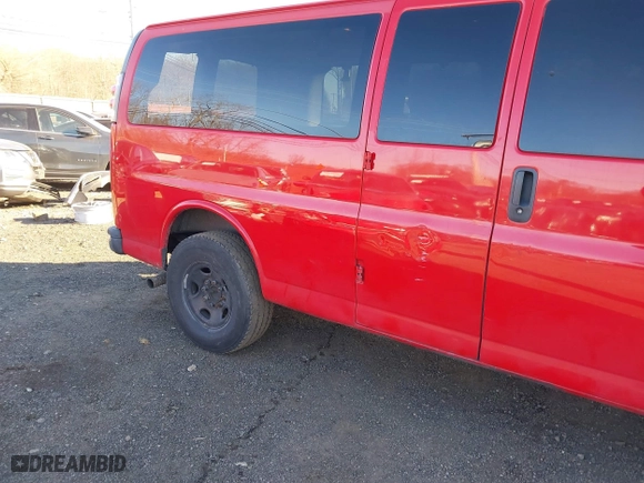 2012 Chevrolet Express Passenger 1LT with VIN 1GAZG1FG8C1109469, listed as a IAAI auction lot 41319826 with 246,801 mi miles. Bid and sale history available at carsss.com. Image 18.
