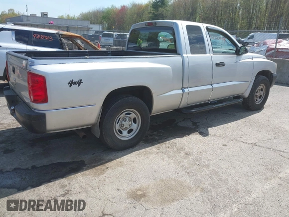 2005 Dodge Dakota ST with VIN 1D7HW22K35S129167, listed as a IAAI auction lot 42190094 with 121,215 mi miles. Bid and sale history available at carsss.com. Image 4.