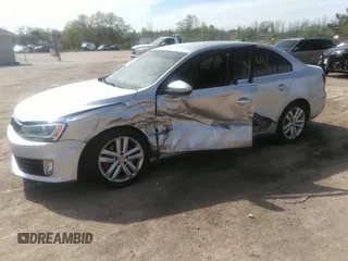 2014 Volkswagen Jetta GLI Autobahn z VIN 3VW5S7AJ4EM396791, wystawiony jako IAAI lot #39648541 z przebiegiem 103 025 mil mil oraz . Historia ofert i sprzedaży dostępna na DreamBid. Obrazek 2.