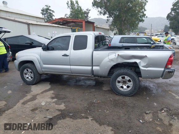 2006 Toyota Tacoma PreRunner z VIN 5TETU62N36Z153154, wystawiony jako IAAI lot #42450775 z przebiegiem 421 651 mil mil oraz . Historia ofert i sprzedaży dostępna na DreamBid. Obrazek 14.