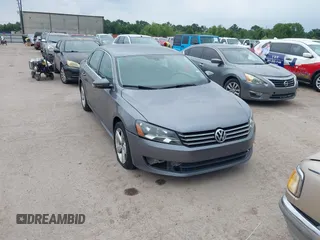 2012 Volkswagen Passat SE z VIN 1VWBP7A38CC070562, wystawiony jako IAAI lot #42422441 z przebiegiem 182 237 mil mil oraz . Historia ofert i sprzedaży dostępna na DreamBid. Obrazek 1.