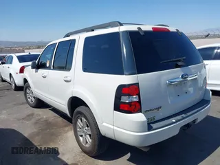 2010 Ford Explorer XLT z VIN 1FMEU6DE8AUA53893, wystawiony jako IAAI lot #42467166 z przebiegiem 84 072 mil mil oraz . Historia ofert i sprzedaży dostępna na DreamBid. Obrazek 3.
