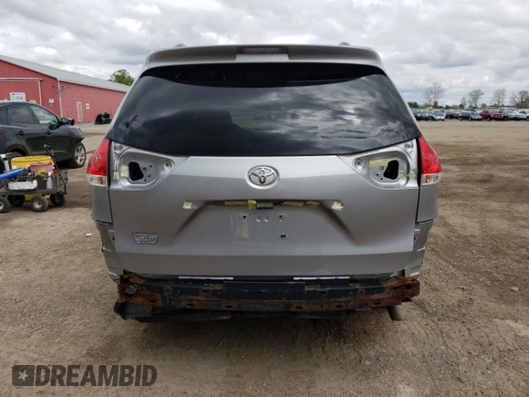 2011 Toyota Sienna z VIN 5TDZK3DC3BS016426, wystawiony jako Copart lot #57070075 z przebiegiem 270 749 mil mil oraz Szkoda całkowita • Salvage title. Historia ofert i sprzedaży dostępna na DreamBid. Obrazek 6.