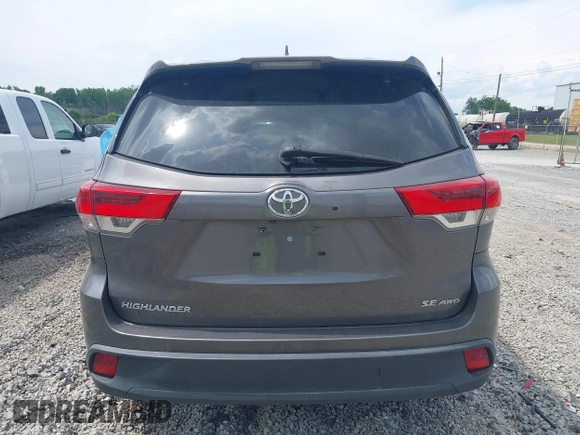 2018 Toyota Highlander SE z VIN 5TDJZRFH6JS495380, wystawiony jako IAAI lot #42427831 z przebiegiem 117 159 mil mil oraz . Historia ofert i sprzedaży dostępna na DreamBid. Obrazek 17.