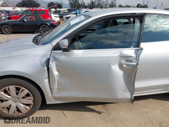 2013 Volkswagen Jetta Sedan SE with VIN 3VWDP7AJ9DM218211, listed as a IAAI auction lot 41493793 with 211,789 mi miles. Bid and sale history available at carsss.com. Image 6.