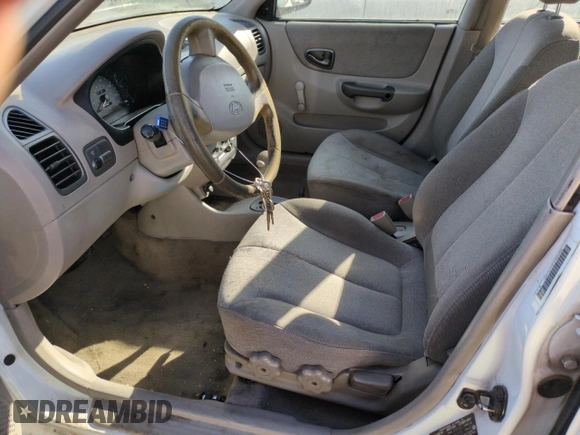 2000 Hyundai Accent z VIN KMHCG45G0YU084004, wystawiony jako Copart lot #42980585 z przebiegiem 167 545 mil mil oraz Czysty tytuł • Clean title. Historia ofert i sprzedaży dostępna na DreamBid. Obrazek 7.