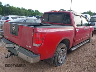 2005 Nissan Titan SE z VIN 1N6BA07B25N569257, wystawiony jako IAAI lot #42272847 z przebiegiem 96 935 mil mil oraz . Historia ofert i sprzedaży dostępna na DreamBid. Obrazek 4.