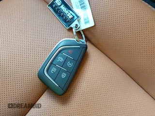 2025 Cadillac CT4 Premium Luxury z VIN 1G6DB5RK3S0110690, wystawiony jako IAAI lot #41540815 z przebiegiem 1 749 mil mil oraz . Historia ofert i sprzedaży dostępna na DreamBid. Obrazek 11.