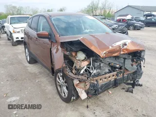 2017 Ford Escape SE z VIN 1FMCU0GD3HUE45682, wystawiony jako IAAI lot #42139452 z przebiegiem 88 010 mil mil oraz . Historia ofert i sprzedaży dostępna na DreamBid. Obrazek 1.