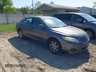 2011 Toyota Camry LE z VIN 4T4BF3EK1BR213605, wystawiony jako IAAI lot #42002684 z przebiegiem 206 870 mil mil oraz . Historia ofert i sprzedaży dostępna na DreamBid. Obrazek 1.