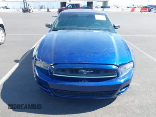 2014 Ford Mustang V6 z VIN 1ZVBP8EM8E5238393, wystawiony jako IAAI lot #42502830 z przebiegiem 150 481 mil mil oraz . Historia ofert i sprzedaży dostępna na DreamBid. Obrazek 6.