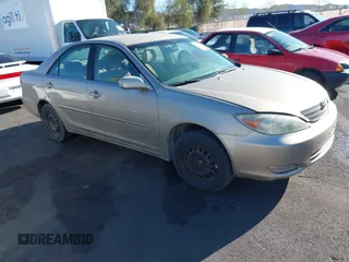 2004 Toyota Camry LE z VIN JTDBE32K740267474, wystawiony jako IAAI lot #41831017 z przebiegiem 116 477 mil mil oraz . Historia ofert i sprzedaży dostępna na DreamBid. Obrazek 1.