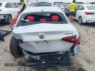 2021 Alfa Romeo Giulia z VIN ZARFAMAN6M7645490, wystawiony jako IAAI lot #42165037 z przebiegiem 57 701 mil mil oraz . Historia ofert i sprzedaży dostępna na DreamBid. Obrazek 16.