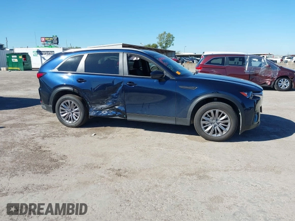 2024 Mazda CX-90 Select z VIN JM3KKAHDXR1170154, wystawiony jako IAAI lot #40852871 z przebiegiem 4 498 mil mil oraz . Historia ofert i sprzedaży dostępna na DreamBid. Obrazek 13.