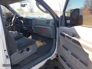 2003 Ford Super Duty F-350 SRW XL with VIN 1FTSX31L83EB98073, listed as a IAAI auction lot 41582135 with 255,455 mi miles. Bid and sale history available at carsss.com. Image 5.