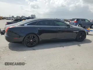 2017 Jaguar XJ Portfolio z VIN SAJWJ2GD7H8W09757, wystawiony jako Copart lot #62157725 z przebiegiem 64 060 mil mil oraz Szkoda całkowita • Salvage title. Historia ofert i sprzedaży dostępna na DreamBid. Obrazek 3.