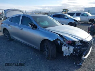 2025 Lexus ES 300h z VIN 58ADA1C13SU061061, wystawiony jako IAAI lot #41787349 z przebiegiem 8 497 mil mil oraz . Historia ofert i sprzedaży dostępna na DreamBid. Obrazek 1.