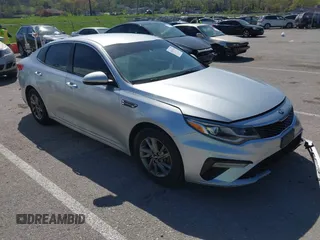 2019 Kia Optima LX z VIN 5XXGT4L39KG323046, wystawiony jako IAAI lot #42035766 z przebiegiem 164 643 mil mil oraz . Historia ofert i sprzedaży dostępna na DreamBid. Obrazek 1.