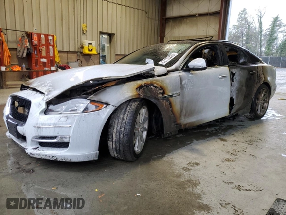 2016 Jaguar XJ R-Sport z VIN SAJWJ1CD8G8W02055, wystawiony jako Copart lot #52135285 z przebiegiem Nie podano mil oraz Nie do naprawy • Non repairable. Historia ofert i sprzedaży dostępna na DreamBid. Obrazek 1.