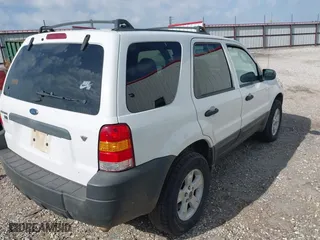 2005 Ford Escape XLT with VIN 1FMYU93145KE08055, listed as a IAAI auction lot 42004705 with 205,729 mi miles. Bid and sale history available at carsss.com. Image 4.