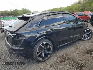 2023 Audi RS Q8 z VIN WU1ARBF15PD007165, wystawiony jako Copart lot #55671215 z przebiegiem 50 424 mil mil oraz Szkoda całkowita • Salvage title. Historia ofert i sprzedaży dostępna na DreamBid. Obrazek 3.
