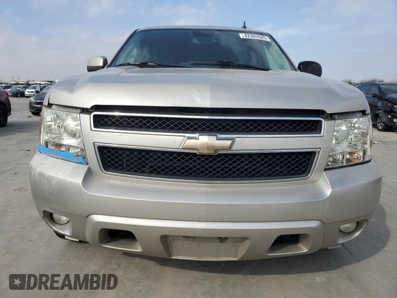 2008 Chevrolet Suburban LTZ with VIN 1GNFC16028R257139, listed as a Copart auction lot 42393525 with 368,736 mi miles and Clean title. Bid and sale history available at DreamBid. Image 5.