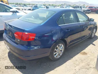 2014 Volkswagen Jetta SE z VIN 3VWD17AJ1EM303577, wystawiony jako IAAI lot #42436160 z przebiegiem 113 086 mil mil oraz . Historia ofert i sprzedaży dostępna na DreamBid. Obrazek 4.