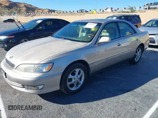 2001 Lexus ES 300 with VIN JT8BF28G215105081, listed as a IAAI auction lot 41318456 with 207,259 mi miles. Bid and sale history available at carsss.com. Image 2.