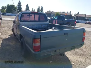 1995 Mitsubishi Mighty Max z VIN JA7LS21G6SP007394, wystawiony jako IAAI lot #40347460 z przebiegiem 89 606 mil mil oraz . Historia ofert i sprzedaży dostępna na DreamBid. Obrazek 3.
