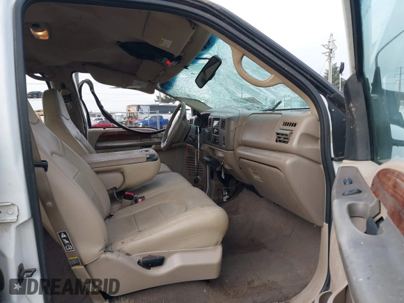 2000 Ford Super Duty F-250 XL with VIN 1FTNW21F8YEA59623, listed as a IAAI auction lot 41263825 with 371,405 mi miles. Bid and sale history available at carsss.com. Image 5.