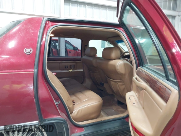 1995 Cadillac DeVille z VIN 1G6KD52B0SU247994, wystawiony jako IAAI lot #42310309 z przebiegiem 137 455 mil mil oraz . Historia ofert i sprzedaży dostępna na DreamBid. Obrazek 8.