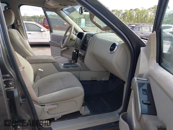 2007 Ford Explorer Sport Trac XLT with VIN 1FMEU31K27UB31618, listed as a IAAI auction lot 42104195 with 110,889 mi miles. Bid and sale history available at carsss.com. Image 5.