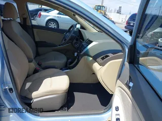 2012 Hyundai Accent GLS z VIN KMHCU4AE1CU057299, wystawiony jako IAAI lot #42130443 z przebiegiem 65 901 mil mil oraz . Historia ofert i sprzedaży dostępna na DreamBid. Obrazek 5.