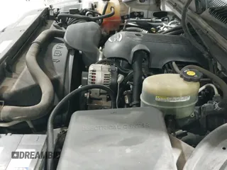 2002 Chevrolet Silverado 2500HD z VIN 1GCHC24U82E178585, wystawiony jako IAAI lot #41595889 z przebiegiem 200 052 mil mil oraz . Historia ofert i sprzedaży dostępna na DreamBid. Obrazek 12.