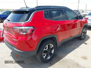 2018 Jeep Compass Trailhawk z VIN 3C4NJDDB3JT230514, wystawiony jako IAAI lot #42270703 z przebiegiem 86 696 mil mil oraz . Historia ofert i sprzedaży dostępna na DreamBid. Obrazek 4.