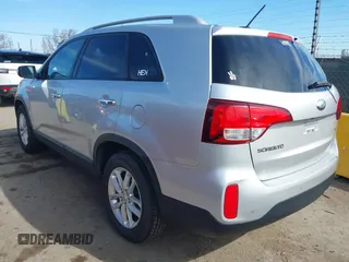 2014 Kia Sorento LX z VIN 5XYKTCA68EG438951, wystawiony jako IAAI lot #41702601 z przebiegiem 186 637 mil mil oraz . Historia ofert i sprzedaży dostępna na DreamBid. Obrazek 3.