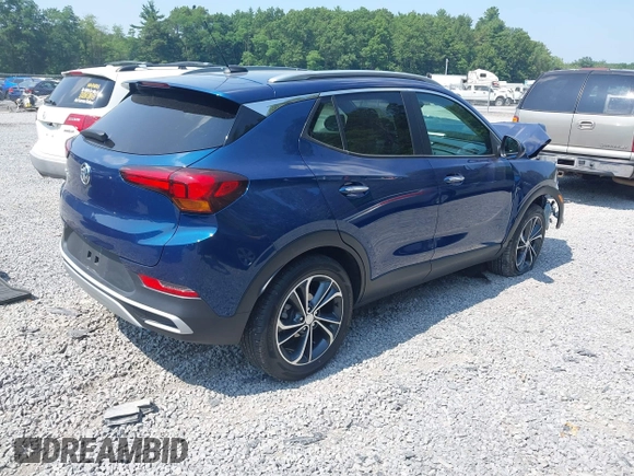 2021 Buick Encore GX Select z VIN KL4MMESL8MB090268, wystawiony jako IAAI lot #42729801 z przebiegiem 27 516 mil mil oraz . Historia ofert i sprzedaży dostępna na DreamBid. Obrazek 4.