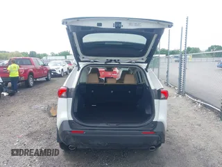 2024 Toyota RAV4 XLE Premium z VIN 2T3C1RFV3RW311870, wystawiony jako IAAI lot #42066945 z przebiegiem 16 237 mil mil oraz . Historia ofert i sprzedaży dostępna na DreamBid. Obrazek 17.