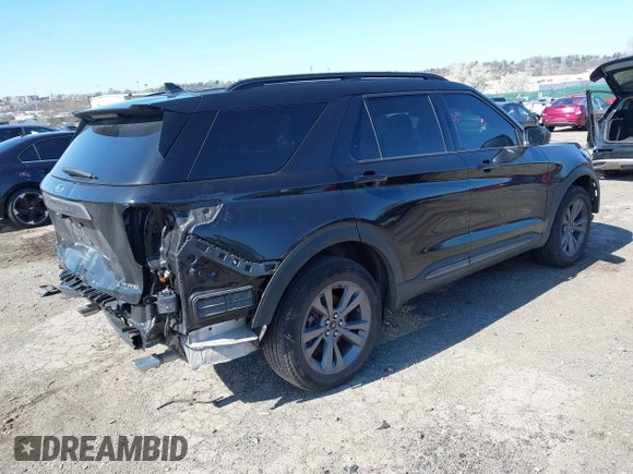 2021 Ford Explorer XLT with VIN 1FMSK8DH4MGC10613, listed as a IAAI auction lot 41932950 with 1,111 mi miles. Bid and sale history available at carsss.com. Image 4.