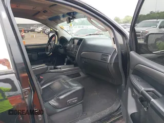 2008 Nissan Armada SE z VIN 5N1BA08D48N609079, wystawiony jako IAAI lot #42279932 z przebiegiem 162 921 mil mil oraz . Historia ofert i sprzedaży dostępna na DreamBid. Obrazek 5.