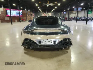 2020 Aston Martin Vantage z VIN SCFSMGAW1LGN03414, wystawiony jako Copart lot #84055064 z przebiegiem 24 509 mil mil oraz Szkody całkowita. Historia ofert i sprzedaży dostępna na DreamBid. Obrazek 4.