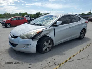2013 Hyundai Elantra GLS z VIN KMHDH4AE0DU893518, wystawiony jako Copart lot #58198195 z przebiegiem 180 935 mil mil oraz Czysty tytuł • Clean title. Historia ofert i sprzedaży dostępna na DreamBid. Obrazek 1.