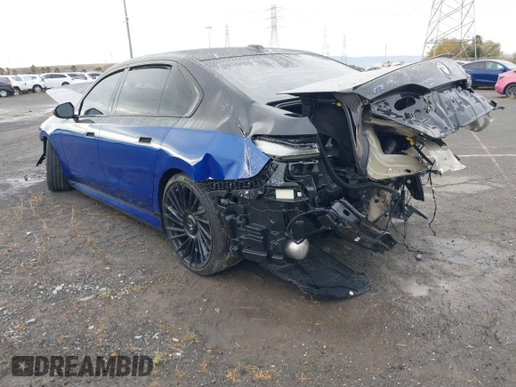 2023 BMW i7 xDrive60 z VIN WBY53EJ05PCN86100, wystawiony jako IAAI lot #40845180 z przebiegiem 4 231 mil mil oraz . Historia ofert i sprzedaży dostępna na DreamBid. Obrazek 3.