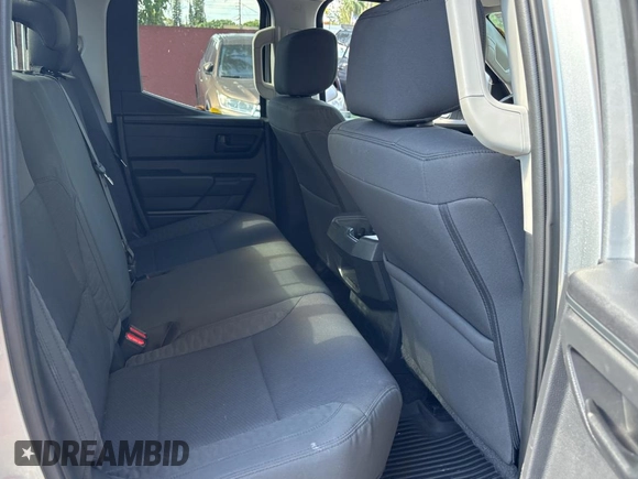2022 Toyota Tundra SR z VIN 5TFKB5AA7NX016492, wystawiony jako Copart lot #53257685 z przebiegiem 16 896 mil mil oraz Czysty tytuł • Clean title. Historia ofert i sprzedaży dostępna na DreamBid. Obrazek 6.