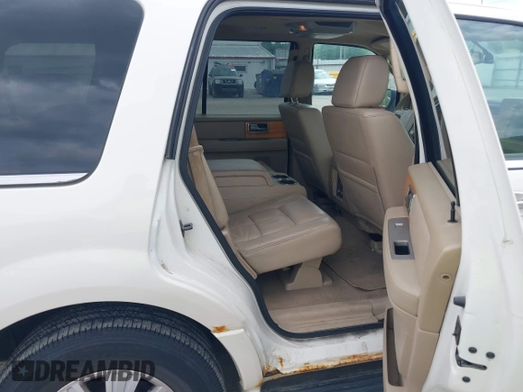 2007 Lincoln Navigator z VIN 5LMFU27587LJ21193, wystawiony jako IAAI lot #42474551 z przebiegiem 132 792 mil mil oraz . Historia ofert i sprzedaży dostępna na DreamBid. Obrazek 8.