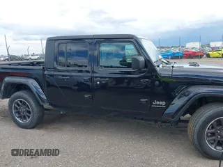 2023 Jeep Gladiator High Altitude z VIN 1C6HJTFG5PL552826, wystawiony jako IAAI lot #42288319 z przebiegiem 55 165 mil mil oraz . Historia ofert i sprzedaży dostępna na DreamBid. Obrazek 13.