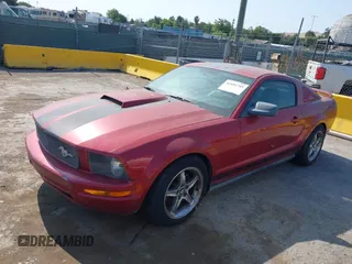 2005 Ford Mustang Deluxe z VIN 1ZVFT80N355125190, wystawiony jako IAAI lot #42444745 z przebiegiem 127 440 mil mil oraz . Historia ofert i sprzedaży dostępna na DreamBid. Obrazek 2.