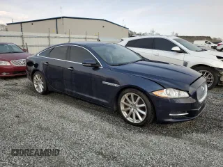2013 Jaguar XJ z VIN SAJWA1C7XD8V43502, wystawiony jako Copart lot #50727235 z przebiegiem 112 389 mil mil oraz Tytuł czysty. Historia ofert i sprzedaży dostępna na DreamBid. Obrazek 4.